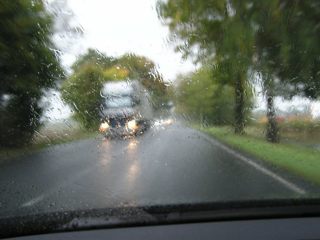jízda po silnici za deště