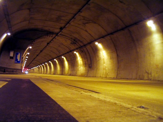 osvětlený tunel