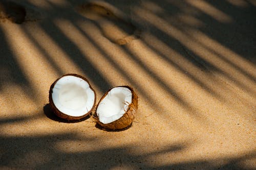 kokos na písku
