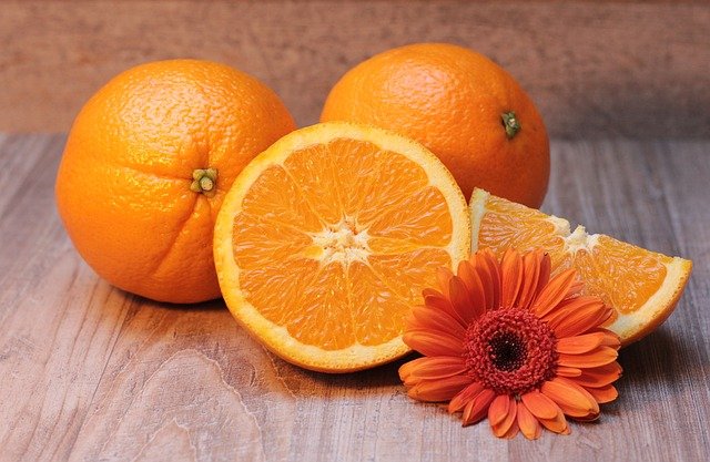 vzhledem může celulitida připomínat kůži pomeranče